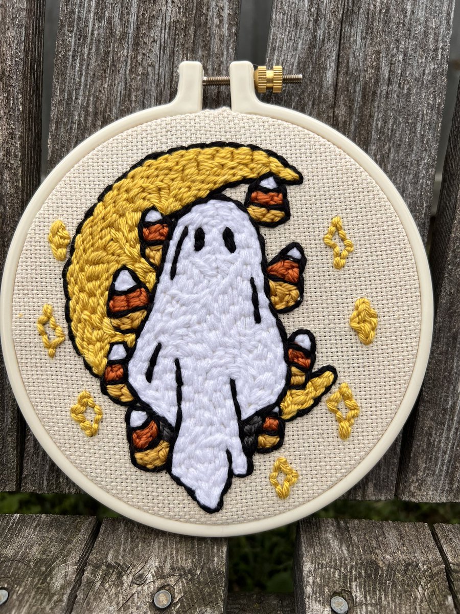 bobbiwolf_art's tweet photo. Little ghost and his candy corn 🎃
6” hoop art 
Punchneedle 
#ArtistOnTwitter #Halloween #halloweenart #punchneedle #hoopart #ghostart #candycorn https://t.co/aAyOXJJmtP