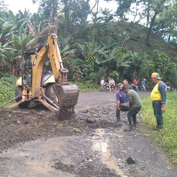 VillegasJobito's tweet photo. Rehabilitación de paso crítico en el alto de palo alzado.... seguimos trabajando sin descanso alguno... rumbo a las primarias y sembrando libertad para siempre https://t.co/FyhukRF9hf