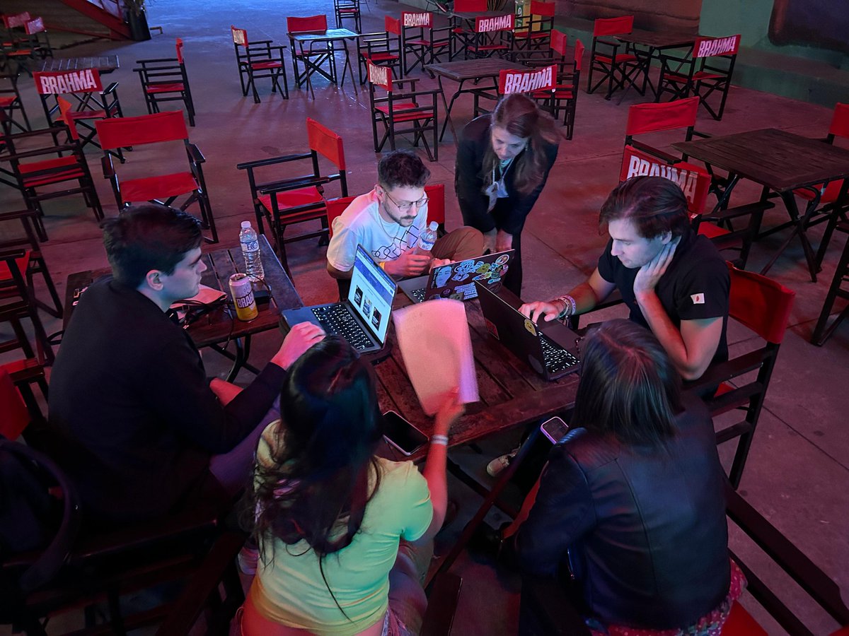 ¡Tiempo de decidir! 😱

Este maravilloso jurado debate sobre los proyectos de la #Hackatón de la 11° #MediaParty🎉

<a href="/Maggilista/">Maggie Farley maggilista.bsky.social</a> de <a href="/ICFJ/">International Center for Journalists</a>
<a href="/ginocingolani/">Gino Cingolani 🌋</a> de #MediaParty 
<a href="/anasoffietto/">Ana Soffietto</a> de <a href="/mdiforg/">Media Dev Inv Fund</a>
<a href="/srhm_ca/">Sil Hamilton</a> de <a href="/HacksHackers/">Hacks/Hackers</a>
<a href="/carlanudel/">Carla Nudel</a> de <a href="/newrepublic/">The New Republic</a>
<a href="/freddy_alfonso_/">Freddy A Boulton</a> de <a href="/huggingface/">Hugging Face</a>