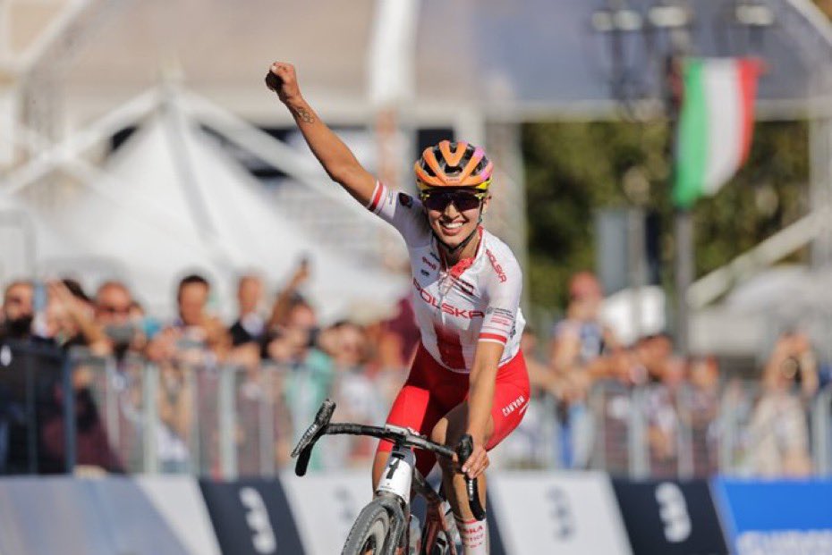 AdelaideFatboy's tweet photo. A fantastic effort by @tiffanycromwell to finish 10th in the Gravel World Championship on a very tough course 🤗🇦🇺
An incredible performance by her Polish Canyon Sram teammate @KasiaNiewiadoma to win her first race in 4yrs and become World Champion 👏👏👏 https://t.co/9hMAxXMDYT