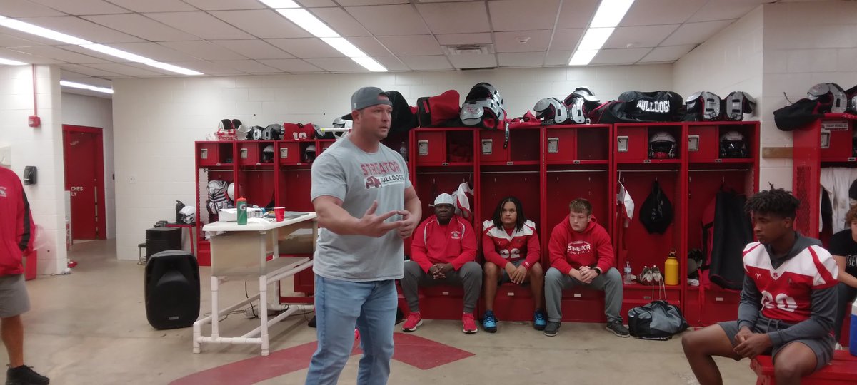 Always great to have former Bulldogs speak to our group of young men. Thank you Tommy Nagle for your time! @StreatorSports @STREATORFB