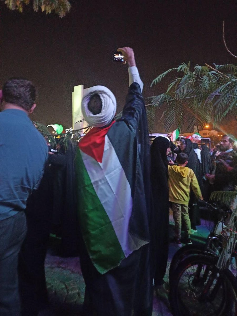 IsraMohx's tweet photo. Large numbers of people in Iran march in solidarity with the Palestinian people in Gaza against Israeli occupation.”
#AlAqsaFlood https://t.co/OEEFkh5MpB