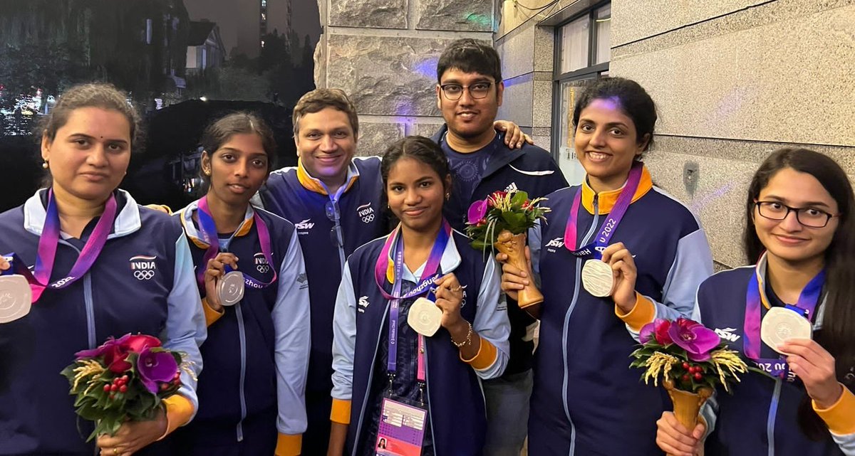 Huge congratulations to Indian women's team on winning Silver 🥈 medal at #AsianGames. Kudos to #IndianOil sport stars @HarikaDronavali, Savitha Shri and special compliments to IOCian coach @chessgmkunte for coaching the team with his strategic skills and brilliance that helped…