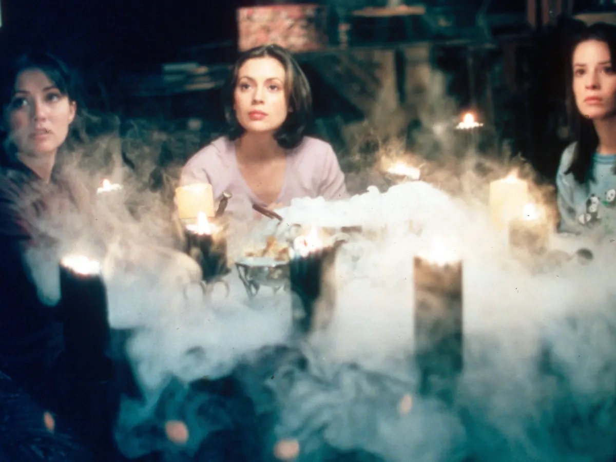 WeeChinWei's tweet photo. ㊗️Happy happy 25th anniversary to #Charmed #Charmed25 #Charmed25thAnniversary Thank you for creating this magnificent show that brings us though the world of the supernatural and magic!! #ShannenDoherty #HollyMarieCombs #AlyssaMilano 🎊🎉🎀❤️💯👑🔮 https://t.co/qbahrwIfjW