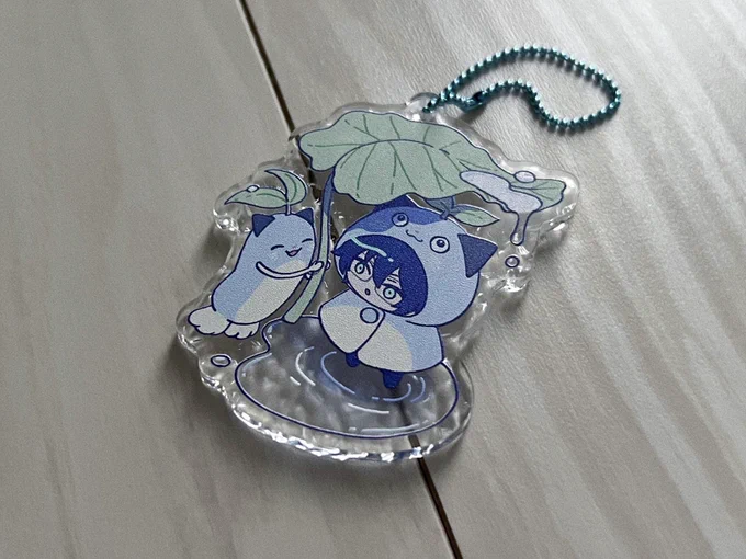 #にじそうさく08 グッズサンプル-2 まめねことレオスアクキー(¥600)  裏面に凹凸のある水っぽいアクリルです
