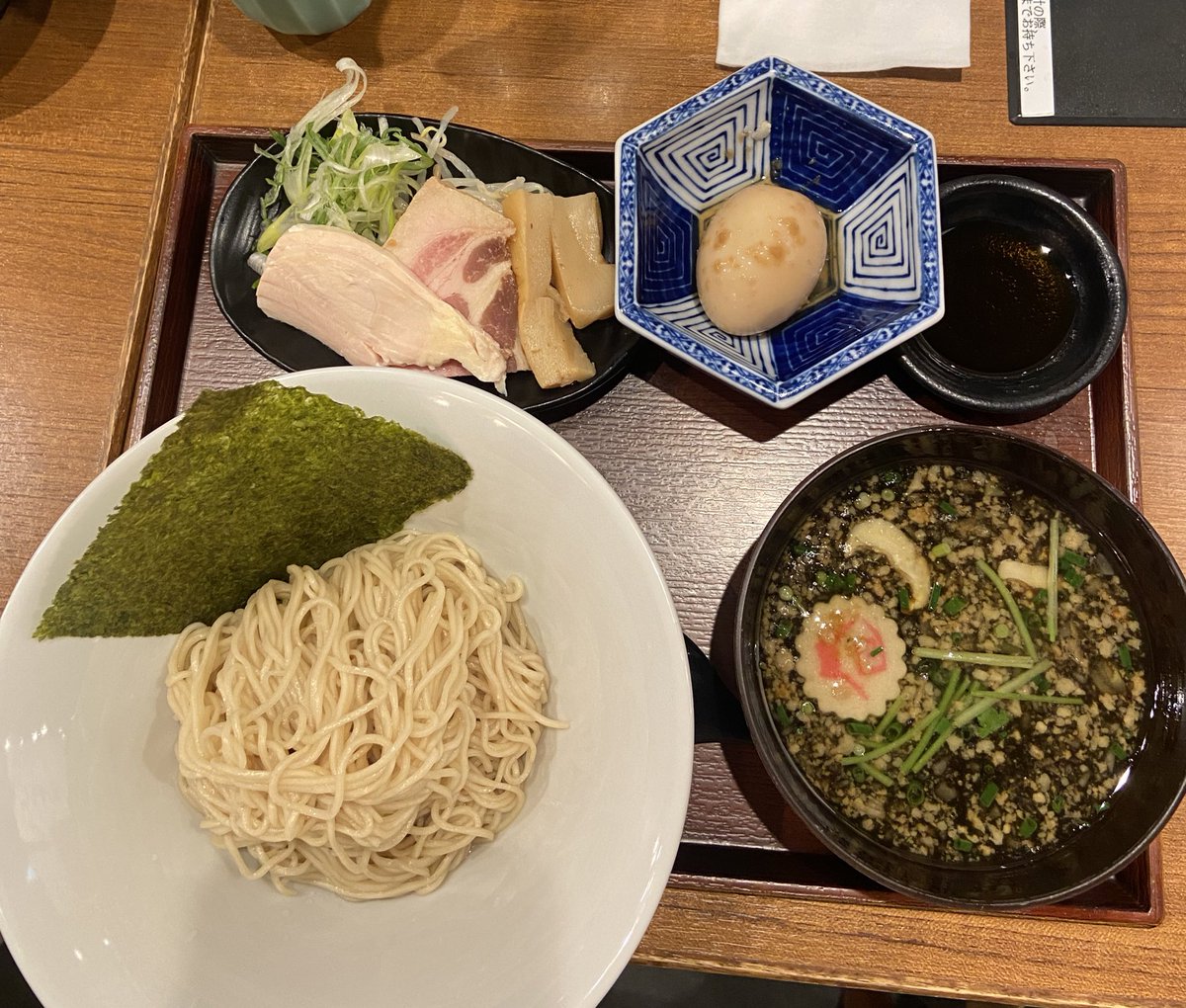 4aehpX6RKtZQDQ1's tweet photo. 静岡市駿河区【中華そば 0】
三連休中のランチです

鶏つけそばとしらす丼
さらに煮干し和え玉😛
友達はかつお豚骨つけそば🐟

お腹いっぱい幸せ幸せ幸せ😍
　
和え玉広報部員からのお知らせでした

#静岡
#ラーメン
#ラーメン好きと繋がりたい https://t.co/6NxjcXpnM1