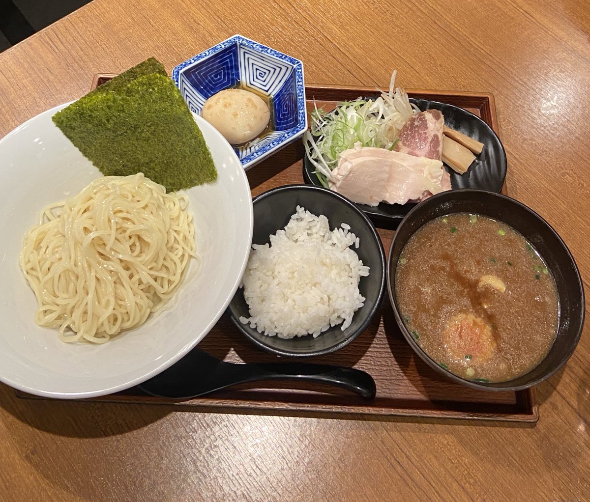 4aehpX6RKtZQDQ1's tweet photo. 静岡市駿河区【中華そば 0】
三連休中のランチです

鶏つけそばとしらす丼
さらに煮干し和え玉😛
友達はかつお豚骨つけそば🐟

お腹いっぱい幸せ幸せ幸せ😍
　
和え玉広報部員からのお知らせでした

#静岡
#ラーメン
#ラーメン好きと繋がりたい https://t.co/6NxjcXpnM1