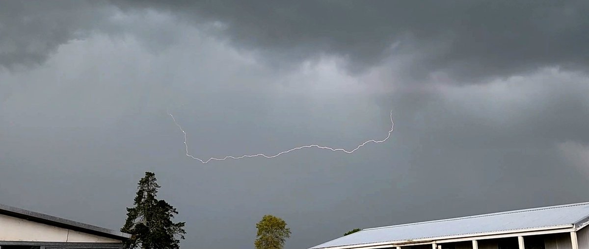 PeskyPukeko's tweet photo. @WeatherWatchNZ Bit mean out there alright, has moved over our house currently (matamata)⛈️ https://t.co/a7AV9GVK2T