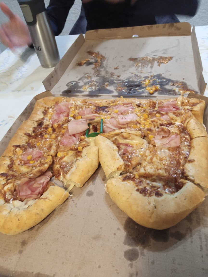 Señores @yummy_superapp miren en que condiciones me llegó el pedido de Pizzas AlQuadtado . Más cuidado con el traslado de los pedidos. Tenía visita en la casa y hasta pena me dió servir eso así