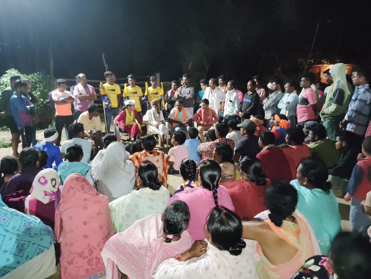 AAPTannu's tweet photo. जगदलपुर विधानसभा के ग्रामीण क्षेत्र में जनसंपर्क अभियान जारी है, पंचायत क्षेत्रों में ग्रामवासियों ने अब जल जंगल जमीन को बचाने के लिए श्री #ArvindKejriwal जी की पेसा क़ानून लागू करने की गारंटी को स्वीकार कर लिया है..

 #KejriwalKiGuarantee 
@SandeepPathak04 @Sanjeev_aap https://t.co/MtGA1OGHsM