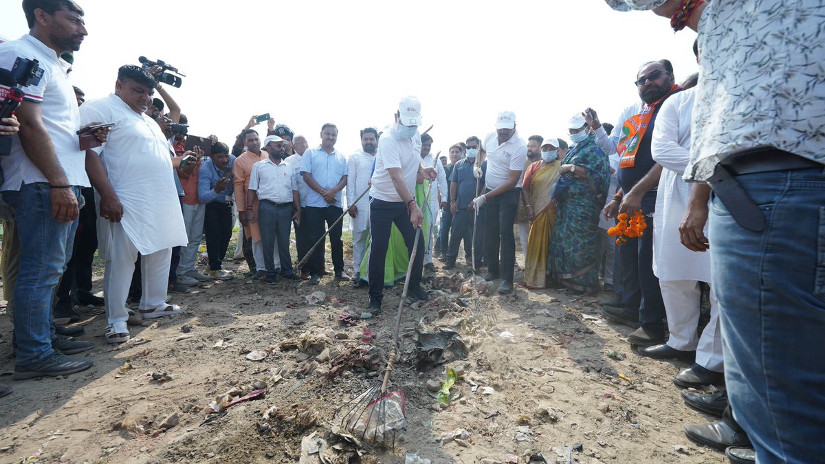 aksharmaBharat's tweet photo. हमारे नगरीय जीवन को स्वच्छ-सुंदर बनाने वाले सफ़ाई कर्मियों को प्रातः नमन सह धन्यवाद। 

इस कार्य पर हम सबका निरंतर ध्यान रहना आवश्यक ह��।  

सहयोग प्रार्थनीय है। 

#स्वच्छता_ही_सेवा 
#YouthVsGarbage 
#GarbageFreeIndia 
#GoodGovernance #HumaraUP
#NagarSafaiUP
#HumaraswachhUP https://t.co/BWazCFSgBZ