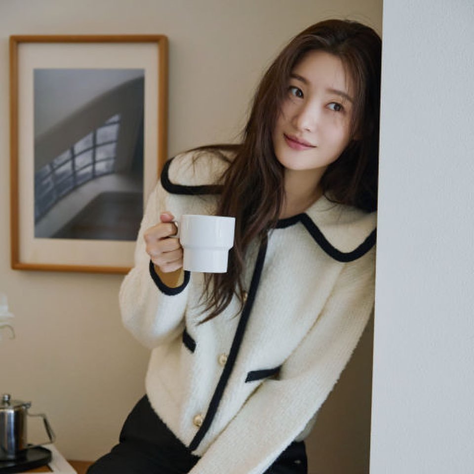 <a href="/storcge/">𝕸𝖆𝖏𝖔𝖗𝖊 office</a> ᅠᅠ
ᅠᅠ
Jenathaya Harsha - Sekretaris - Lagi ngopi sambil baca-baca jadwal.
ᅠᅠ
ᅠᅠ