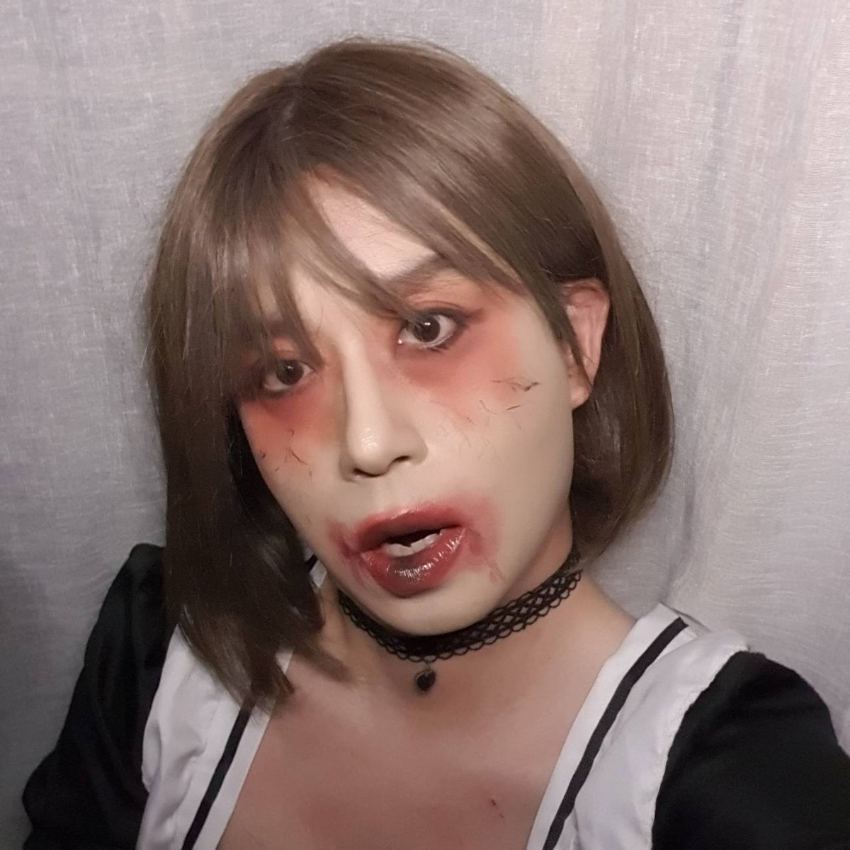 cd_baga0's tweet photo. 할로윈 메이크업 연습중 https://t.co/V8NaWWECS6