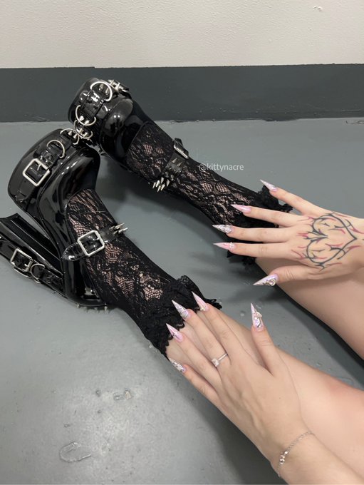 my feet hurts :( heels was mad tho https://t.co/9HfFbKBWFh<a href="/tag/throne"class="tags"><span>#throne</span></a><a href="/tag/wishlist"class="tags"><span>#wishlist</span></a>