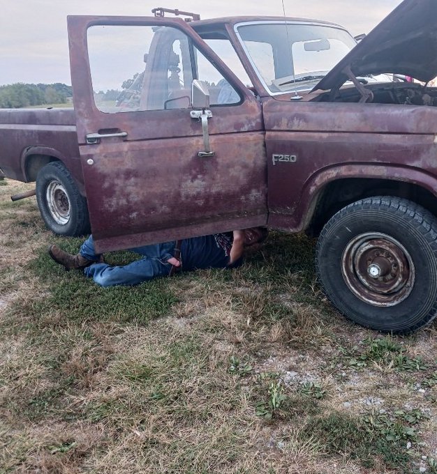 Look at my buddy fixing his truck.. zoom in!!! https://t.co/9AKKDEb5d7