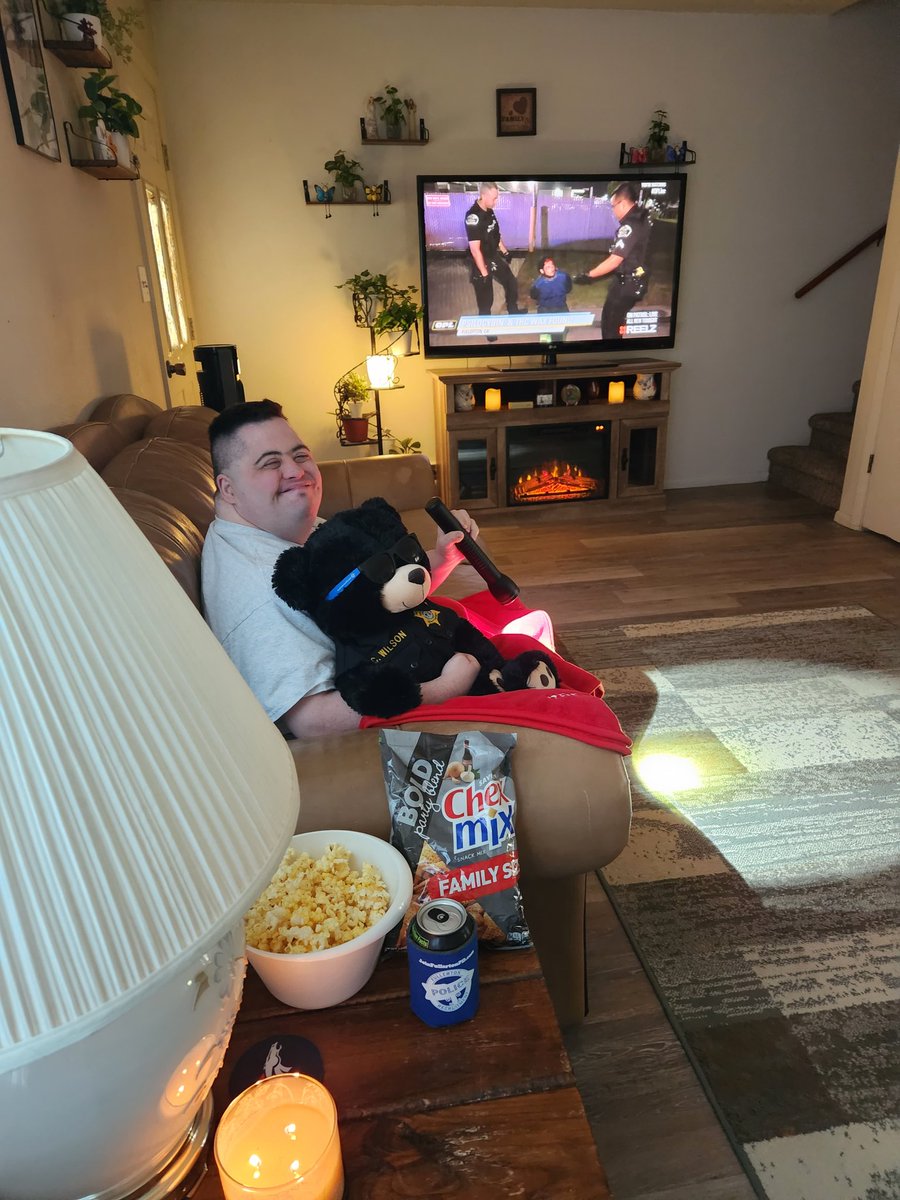 ChristyMomaha's tweet photo. 10 min to #OnPatrolFirstShift and #ShawnPatrolLive #MrCurtis🐻 & #MAGLITE🔦 are anxiously awaiting a FUN & EXCITING evening helping #OPLive Leo's catch the Bad Guys and Help Others.
Have a Safe & Great Evening #OPNation
💙👮♂️💪💙
@ReelzChannel
@OfficialOPLive https://t.co/LSSTt5Vl3k