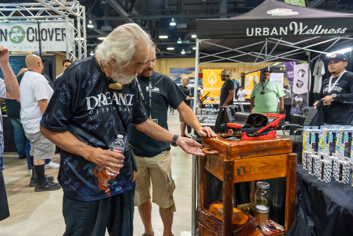 EZJbuzz's tweet photo. So when you have to answer the man himself. "why,  he didn't get one first" you say.  Well it's Cheech &amp; Chong so I went in that order, now let's get rolling.  
#cigar #puro #rollbetter https://t.co/iS0cpwTIFJ