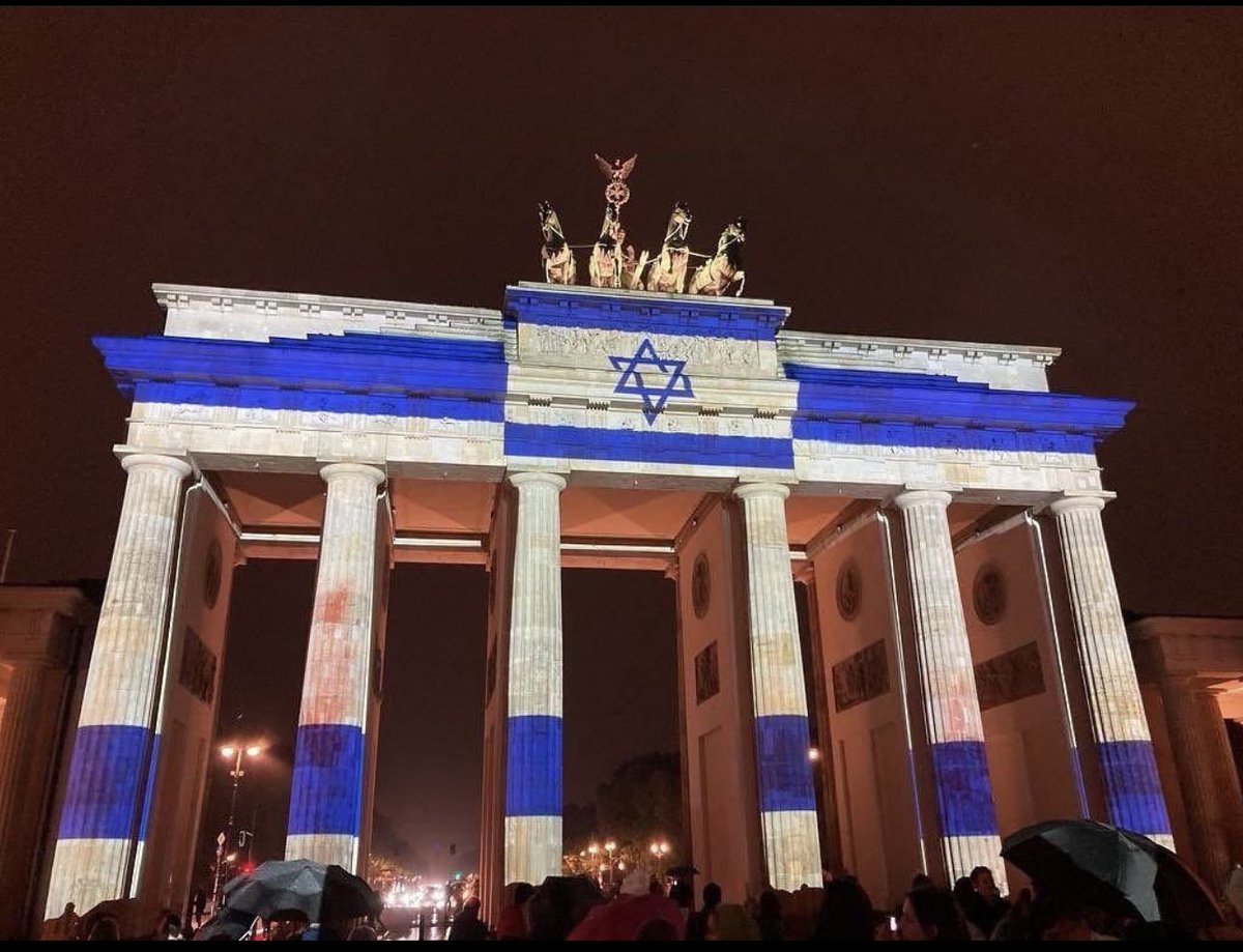 Ze_Bruno's tweet photo. “A imagem do portão de Brandeburgo, em Berlim, projetando a bandeira de Israel. O local que um dia abrigou desfiles nazistas durante o Holocausto hoje é usado para expressar solidariedade ao único Estado judeu do mundo. O antissemitismo não terá a palavra final!” - @igorhsabino https://t.co/QvXO0jHuRI