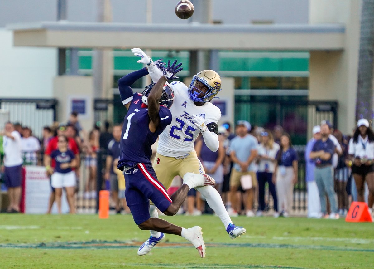 TulsaFootball's tweet photo. 9 tackles, 8 solo, a tackle for loss, an interception and 2 passes broken up. 

Not a bad first half for @jaiseoliver23!

#ReignCane 👑🌀 https://t.co/Kiw1EU5lCV