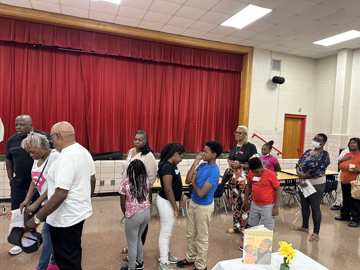 FlatShoals_ES's tweet photo. The grandparents came out to show their love for their grandchildren on Grandparents Day! 🤩@DeKalbSchools @AlmandBonnie @tanzy_kilcrease https://t.co/aW6uJPXgMo
