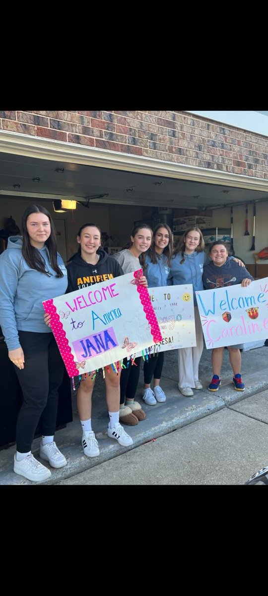 VJAGermanClub's tweet photo. Our newest German friends are finally here!  Willkommen to 17 students from our partner school in Büdingen, Germany! @AndrewHS_d230 @VJAGermany @CHSD230 https://t.co/1CE3wOcBWo