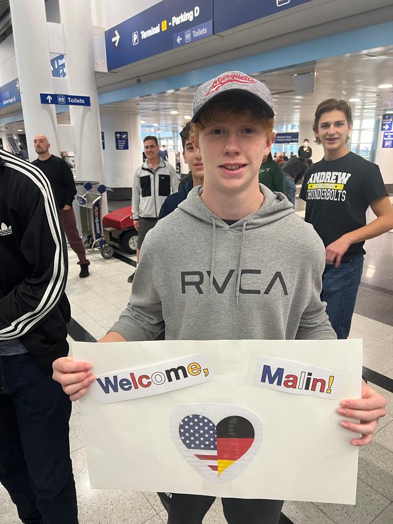VJAGermanClub's tweet photo. Our newest German friends are finally here!  Willkommen to 17 students from our partner school in Büdingen, Germany! @AndrewHS_d230 @VJAGermany @CHSD230 https://t.co/1CE3wOcBWo