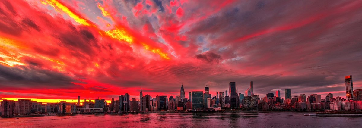 isardasorensen's tweet photo. Beautiful splashes of pink, red, gold and a slice of #rainbow in the #sunset skies above #NYC tonight. #NewYork #NewYorkCity https://t.co/eo2pEUUfUx
