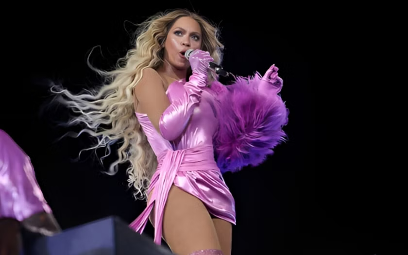 beyoncepress's tweet photo. "LOOK AROUND EVERYBODY ON MUTE": TODAY News reported that teachers in the USA have started adapting @Beyonce’s mute challenge in their classrooms ✨ https://t.co/RKVbeIKHV3