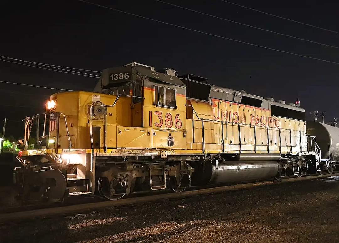 ghosttrainsba's tweet photo. (2022) #UP1386 on the #LRB50 at work building their train at #WarmSpringsYard .
#uprr #unionpacificrailroad #the_loco_shop #locomotive #geep #freight #nightfreight #railstagram #Trains #train_nerds #railroading #rollinginstyle #trainspotting #daily_crossing #west_coast_rail https://t.co/tGTZ8D10fu