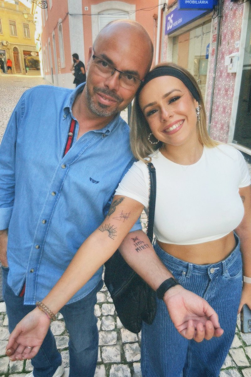 cleh0epatra's tweet photo. O meu pai, que quase me deserdou quando fiz a primeira tatuagem, hoje veio tatuar comigo e fez a primeira tattoo dele. É sobre isto ✨🤍🫶🏻 https://t.co/3q5bom7k1W