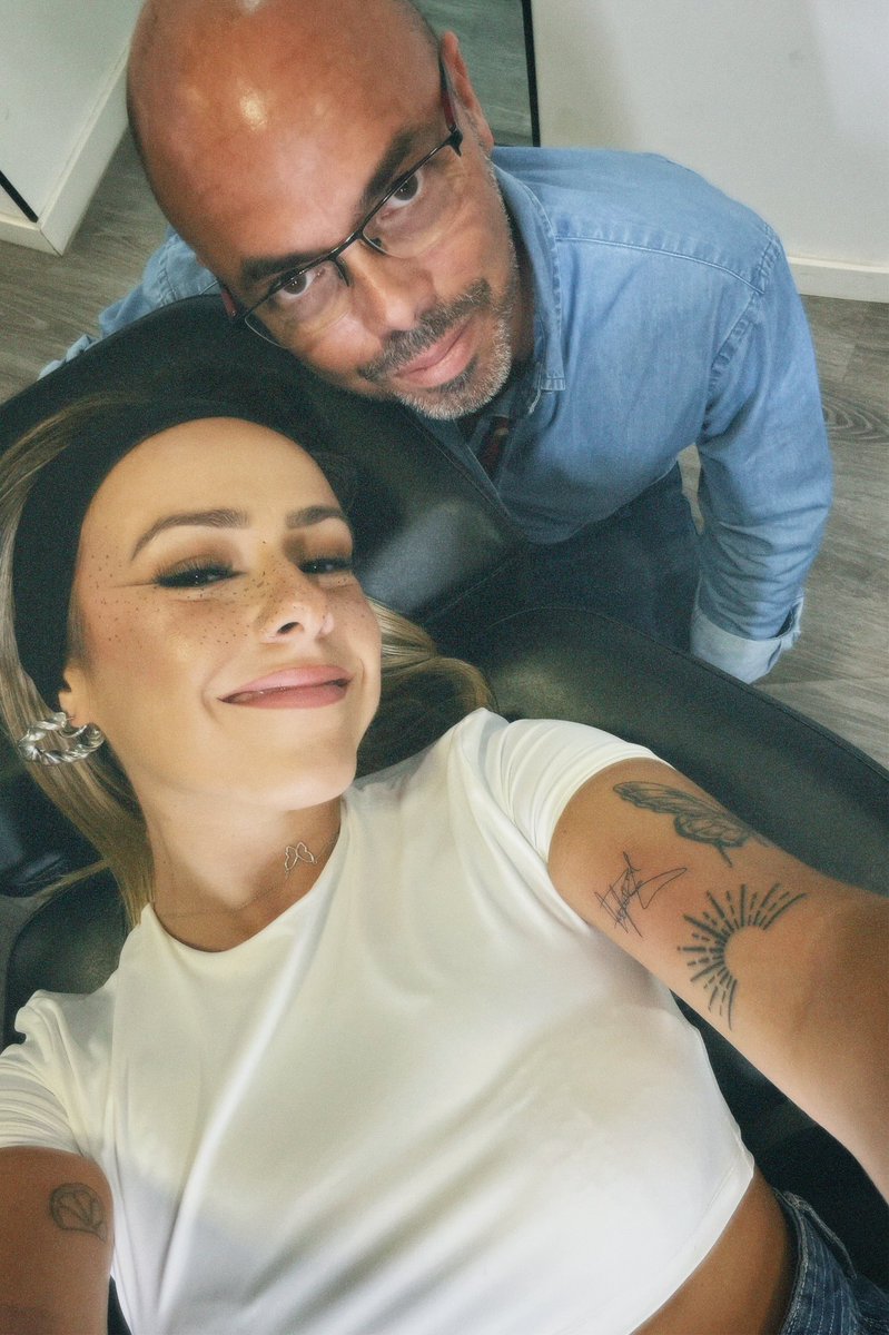 cleh0epatra's tweet photo. O meu pai, que quase me deserdou quando fiz a primeira tatuagem, hoje veio tatuar comigo e fez a primeira tattoo dele. É sobre isto ✨🤍🫶🏻 https://t.co/3q5bom7k1W