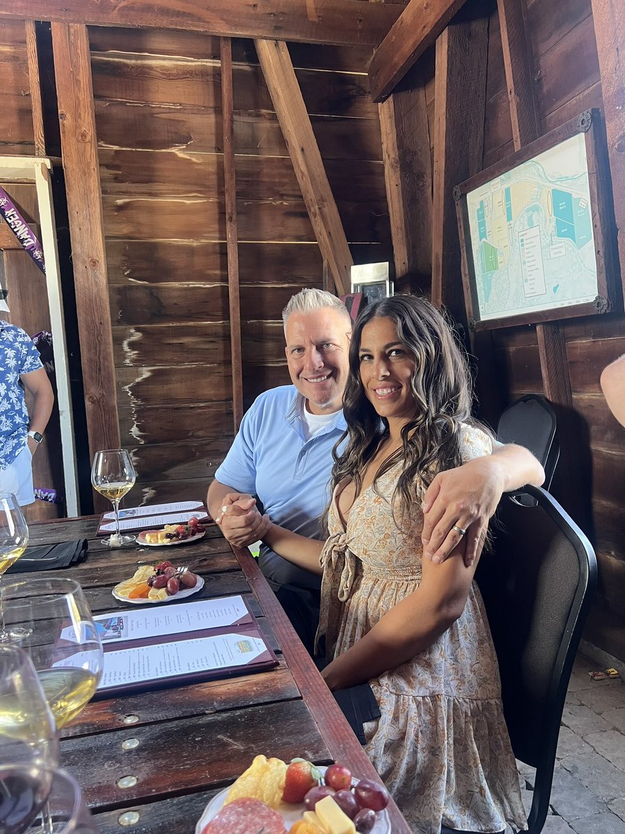 SSchluer's tweet image. 🍷 Wine tour &amp;amp; tasting +  👩🏽‍🤝‍👨🏼My Love @TSchluer + Great Friends = A perfect Afternoon … 

#RubyHillWines
#GreatFreinds
@rubyhillwines