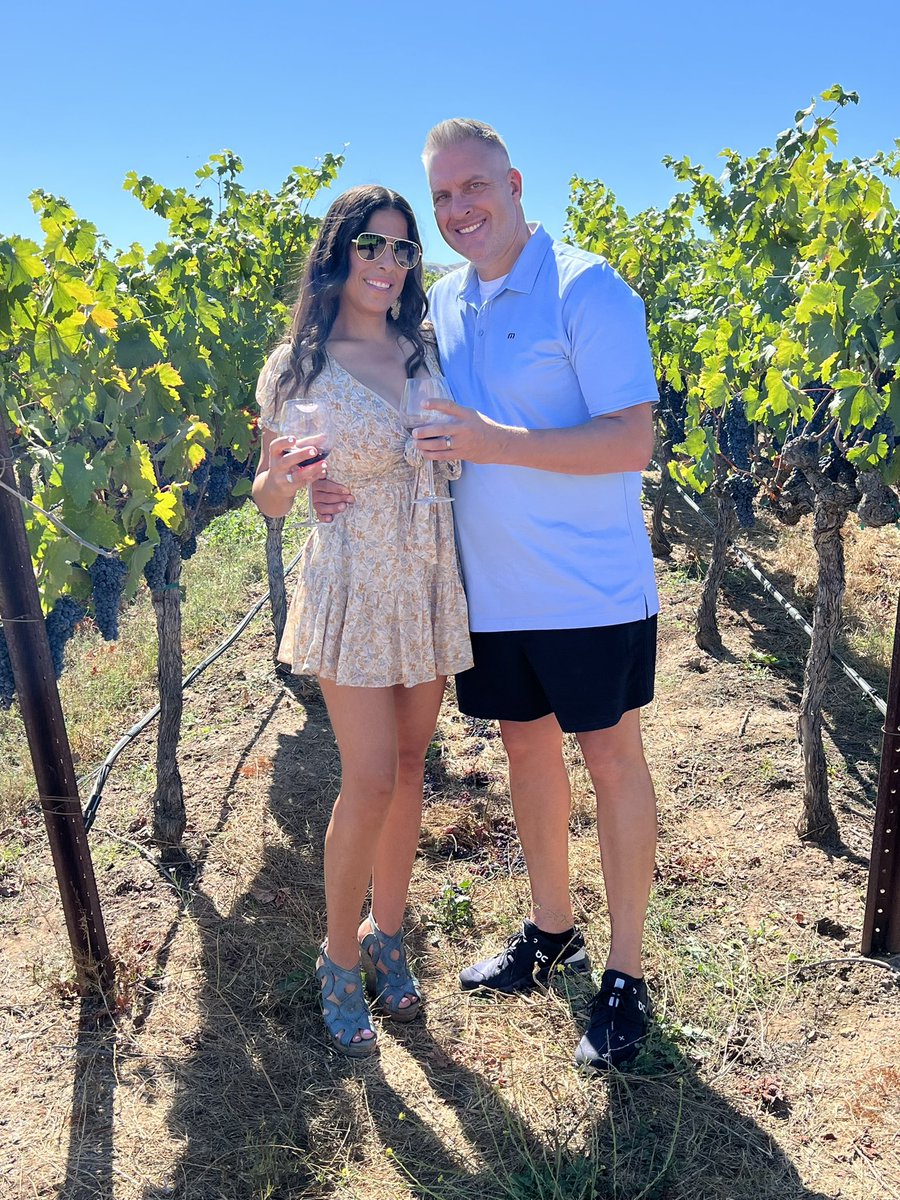 SSchluer's tweet image. 🍷 Wine tour &amp;amp; tasting +  👩🏽‍🤝‍👨🏼My Love @TSchluer + Great Friends = A perfect Afternoon … 

#RubyHillWines
#GreatFreinds
@rubyhillwines
