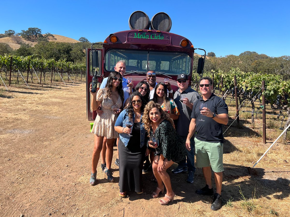 SSchluer's tweet image. 🍷 Wine tour &amp;amp; tasting +  👩🏽‍🤝‍👨🏼My Love @TSchluer + Great Friends = A perfect Afternoon … 

#RubyHillWines
#GreatFreinds
@rubyhillwines