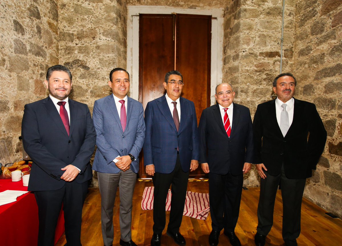 JEnriqueRiveraR's tweet photo. Tuve el gusto de acompañar al Gobernador @SergioSalomonC y al Dip. Presidente de la JUGOCOPO, @LaloCastilloLop, al Segundo Informe de Gobierno del Presidente @pepemarquezm. 

1/2 https://t.co/6YYONP016P