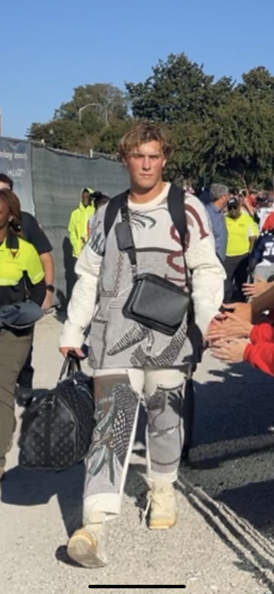 bailiewhite_'s tweet photo. I hope he is getting paid a lot of money to wear this in the walk of champions 🫠😵‍💫 bc it’s not cute 😂 https://t.co/c3LbEhmPaQ