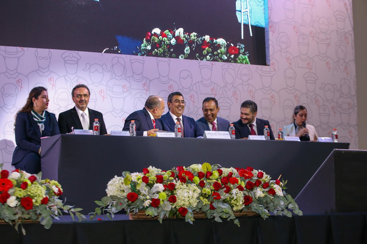 Tuve el gusto de acompañar al Gobernador <a href="/SergioSalomonC/">Sergio Salomón</a> y al Dip. Presidente de la JUGOCOPO, <a href="/LaloCastilloLop/">Eduardo Castillo López</a>, al Segundo Informe de Gobierno del Presidente <a href="/pepemarquezm/">Pepe Márquez M.</a>. 

1/2