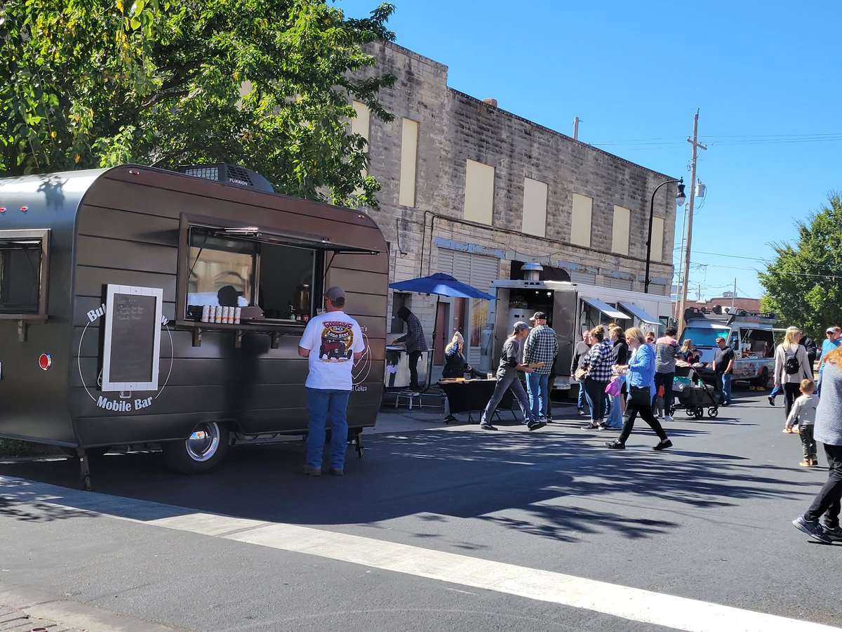 AngieKansas's tweet photo. Downtown Hutchinson active with the Rod Run & Classic Car Show and Hutch Days today!
#Hutchinsonks #HutchDays #rodrun #carshow #Hutchks https://t.co/tM1CkA9GmQ