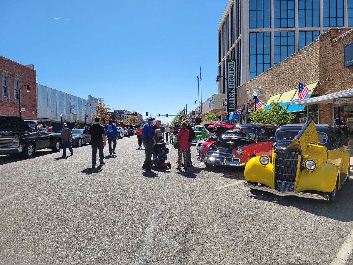 AngieKansas's tweet photo. Downtown Hutchinson active with the Rod Run & Classic Car Show and Hutch Days today!
#Hutchinsonks #HutchDays #rodrun #carshow #Hutchks https://t.co/tM1CkA9GmQ