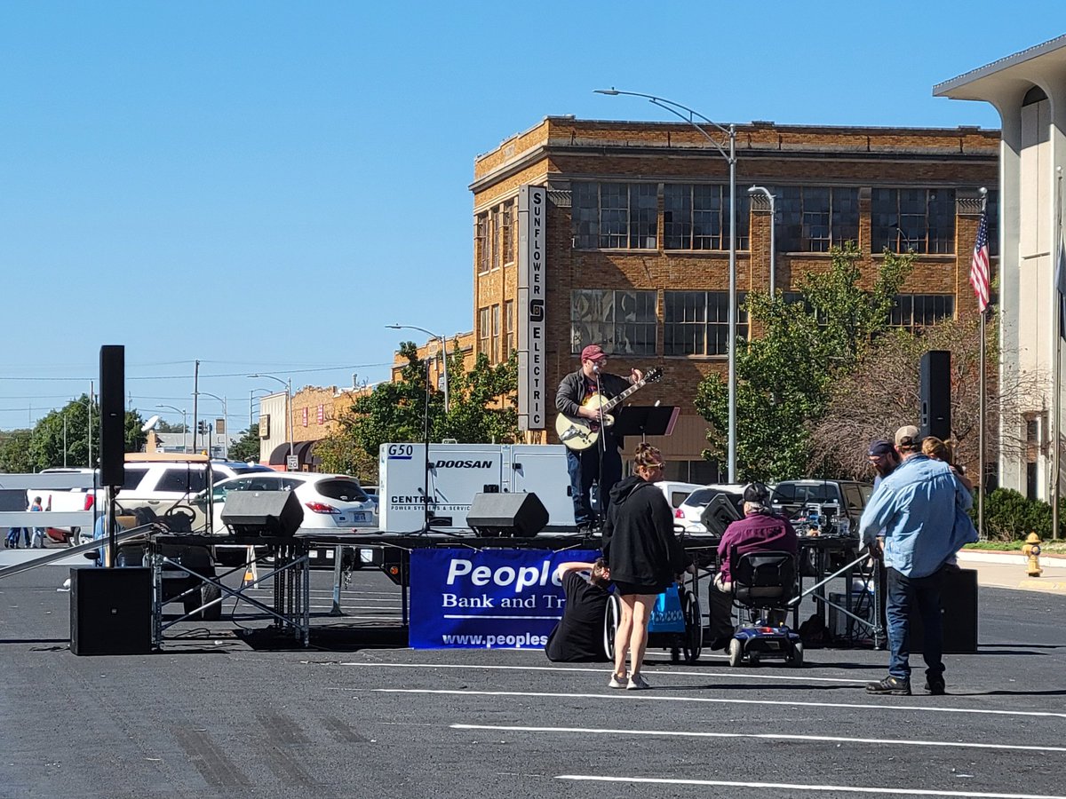 AngieKansas's tweet photo. Downtown Hutchinson active with the Rod Run & Classic Car Show and Hutch Days today!
#Hutchinsonks #HutchDays #rodrun #carshow #Hutchks https://t.co/tM1CkA9GmQ