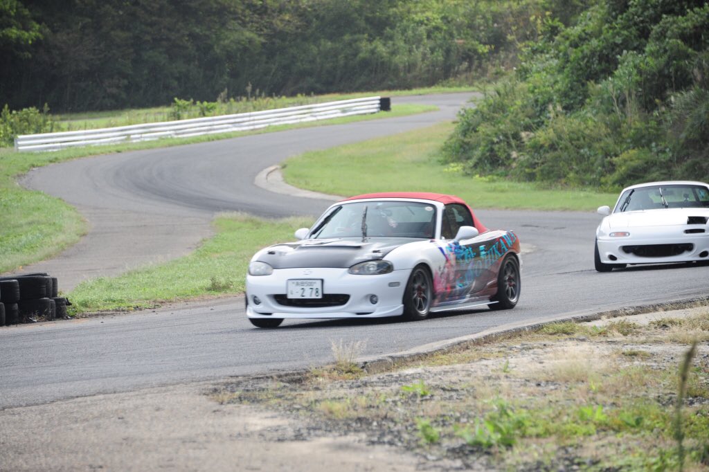 45_ammo's tweet photo. 早速昨日の間瀬サーキットでの昨日のお写真撮って貰えてありがとうございます🙇‍♀️(@fireroadster )
毎回ながら構図やら撮り方素敵です😭🙏
#STAGE秋の運動会 
#間瀬サーキット 
#ロードスター 
#RSFactorySTAGE https://t.co/3dU4zHIEAR