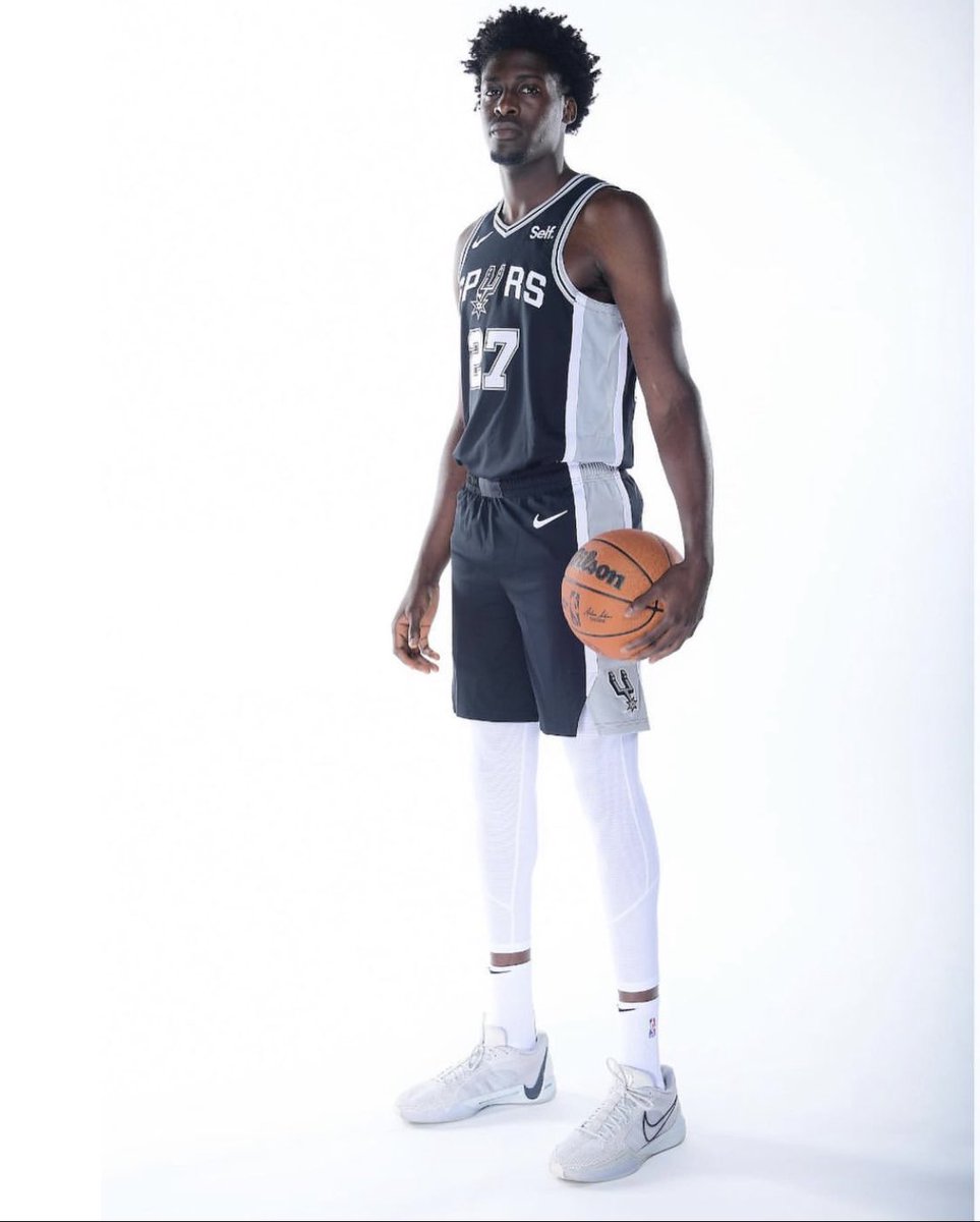 DripsNstyles's tweet image. Congrats to @_charlesbediako 🇬🇭 for making it into the @spurs @nba .
A very Great Career Achievement.
🇬🇭🏀Ghana is Proud of you, more greatness loading 🚀

#ghanabasketball
