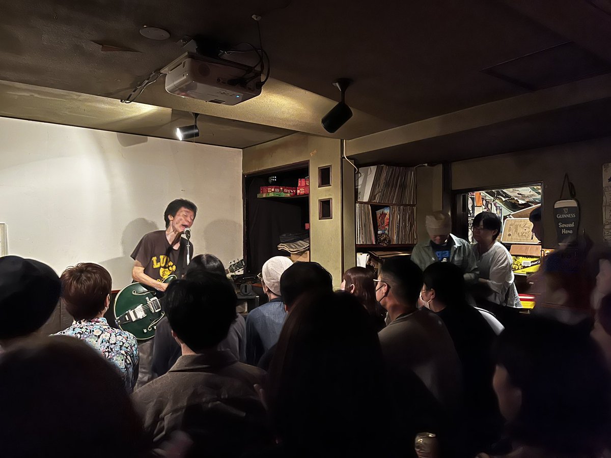 鶴岡TRASHで、1人ピーズを見れた奇跡！限定30人の客席に感動以外の何者でもなかった夜でした。あやややや。武道館を観に行ってから、私は山形に引っ越したりなんやかなでライブを観れていなかったんだけど、武道館の次がコレって最高。楽しかった！#１人ピーズ #鶴岡 #TRASH