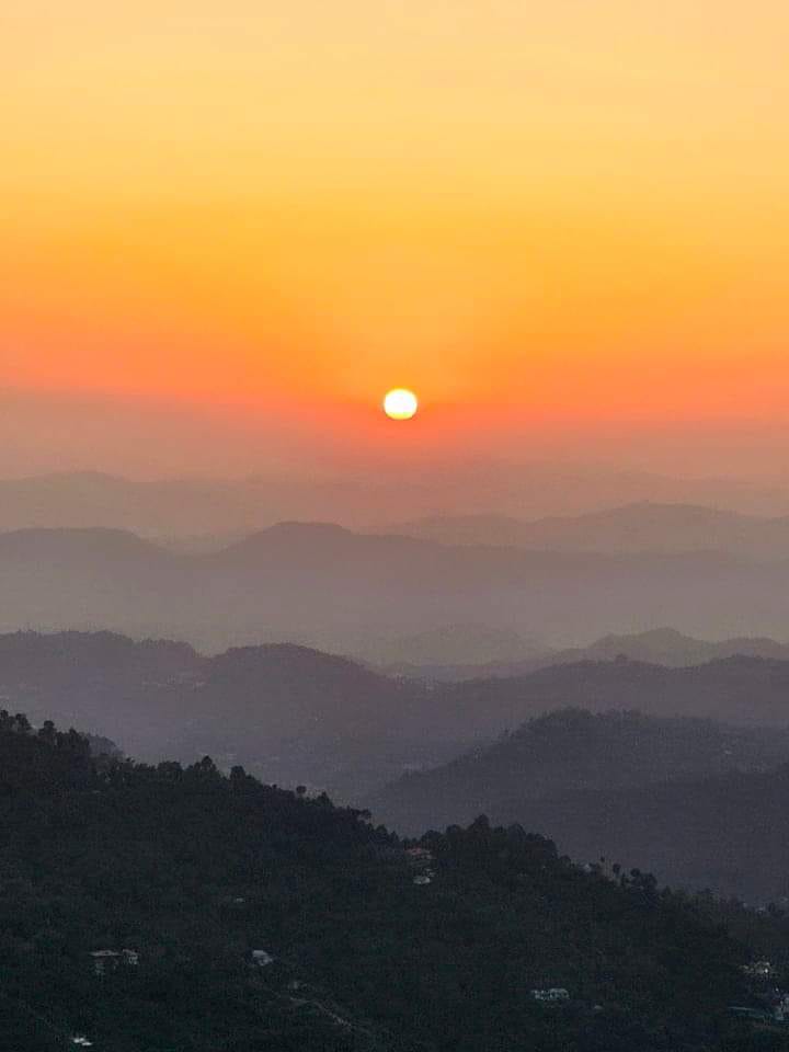 𝗔 𝘄𝗮𝗿𝗺 𝗴𝗹𝗼𝘄... #goodmorning 🌄🍀🐦 #Pals 💕 Have a lovely #Sunday Lots of regards🌹🙏🌺🙏 #अतुल्यभारत 🇮🇳- Brightness of the Sun returning in the summar capital of earstwhile British #India.. Now capital of #Himalayan state #Himachal.. #Shimla...