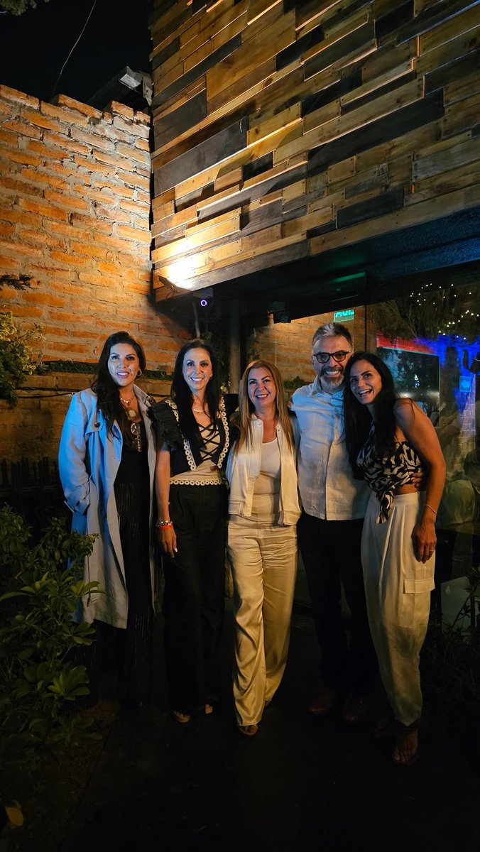 HOLAAAA buenas noches, alguien por aquí? La MEGA MINGA UN EXITO!
Conmovedor, gente buena, gente linda poniendo lo que hay que poner! Quien dijo que la radio había muerto, no imaginaba la VIDA QUE TRAIA EN LAS ALFORJAS LA lam3g4.com te amo muchisimo