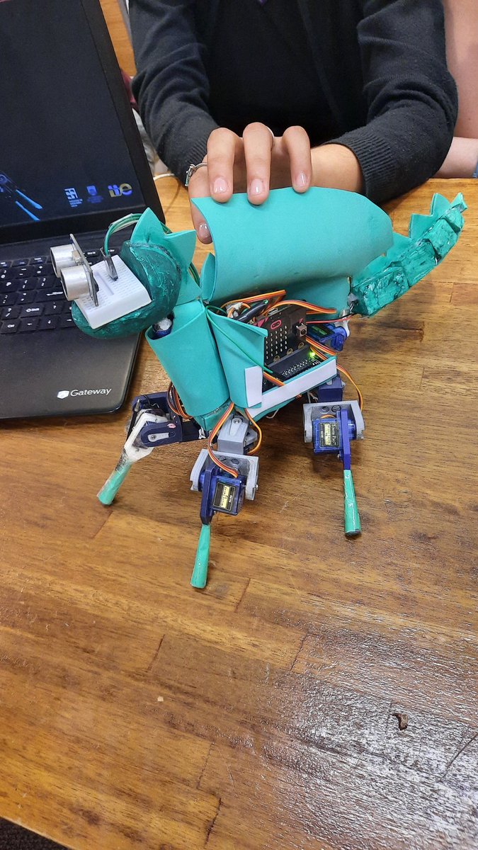 eliseli_'s tweet photo. Muchos stands geniales para ver en Ingeniería de muestra. Destaco  al equipo de "Robotito en el aula", con quienes estamos planificando y desarrollando actividades en el #jardin345. Robotito ya casi es un integrante más de nivel 5. 🤭 🙌
#IdM2023 https://t.co/V0oQWR25Mj