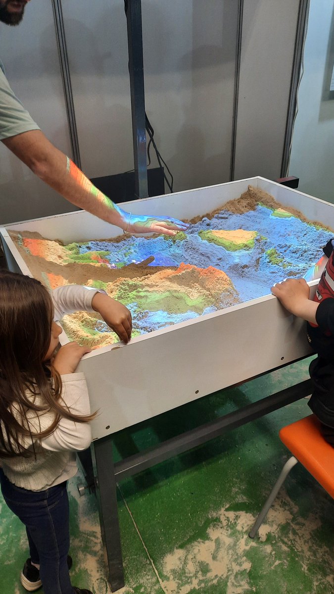 eliseli_'s tweet photo. Muchos stands geniales para ver en Ingeniería de muestra. Destaco  al equipo de "Robotito en el aula", con quienes estamos planificando y desarrollando actividades en el #jardin345. Robotito ya casi es un integrante más de nivel 5. 🤭 🙌
#IdM2023 https://t.co/V0oQWR25Mj