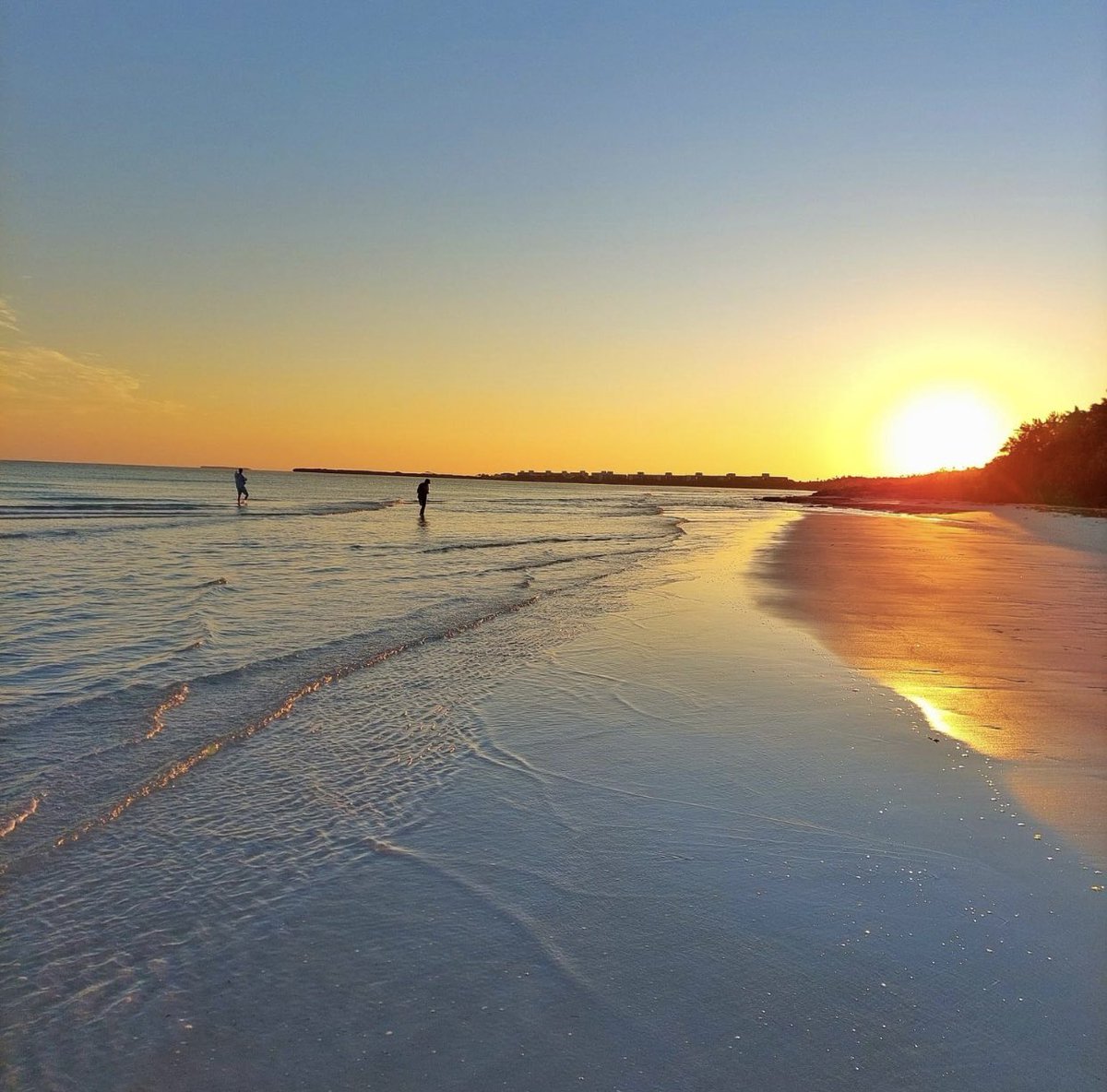 HSunbeach's tweet photo. ¿Listo para desconectar y disfrutar de atardeceres inolvidables? #CubaÚnica te espera con playas de ensueño y vistas que roban el aliento. 🌅🏝️
Descubre más👉 https://t.co/rzxFoPvqKO
.
.
.
#Cuba #CubaUnica #PlayasDeEnsueño #SolRadiante #CompañíaPerfecta
📸: #minturcuba https://t.co/NPVUQd70Rv