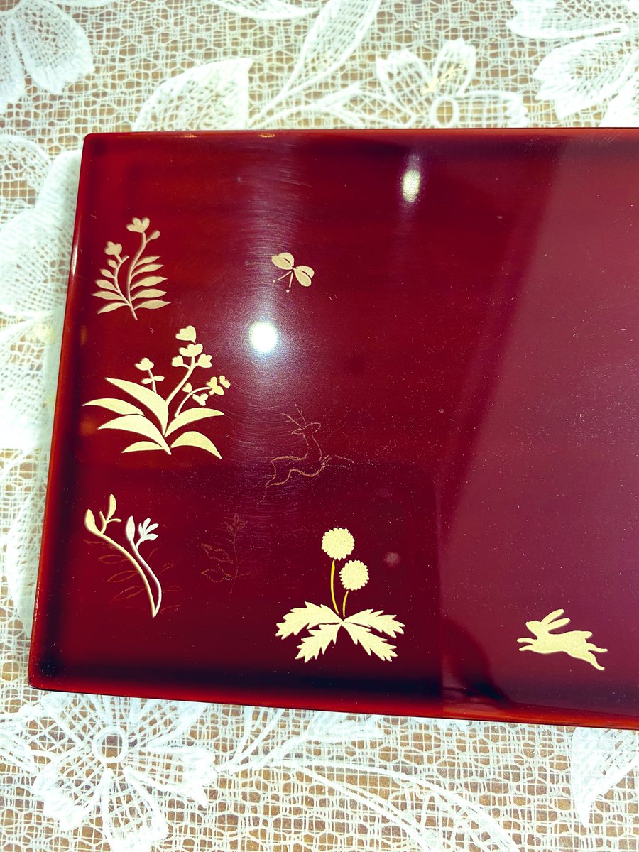 layna511's tweet photo. 描きかけのものはお客さん来たら銀粉を蒔いて、蒔き終わった方は色漆で塗り込みしていきます。 https://t.co/VwfmS7Ywy3