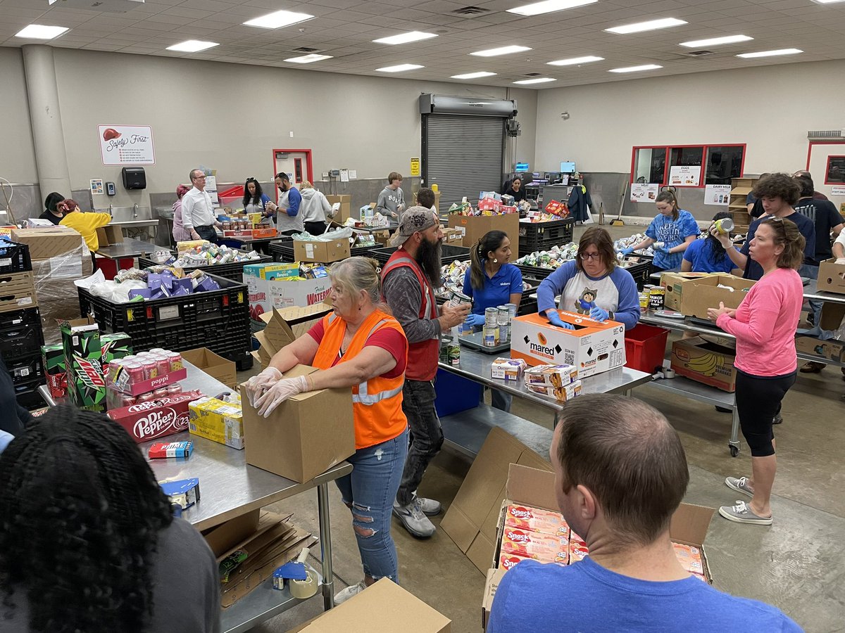 a_kulk's tweet photo. It was such a great feeling to give back to the community🙌🏼  Thanks @Slalom.org for showing up strong https://t.co/LNsnF2AQjM
